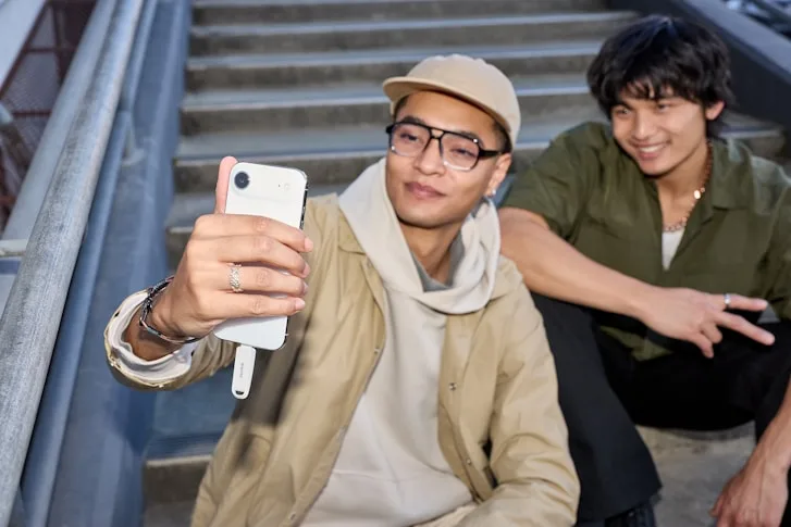 Hai bạn nam chụp ảnh selfie trên bậc thang